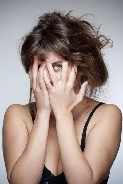 Frau verdeckt Gesicht mit der Hand — Stockfoto