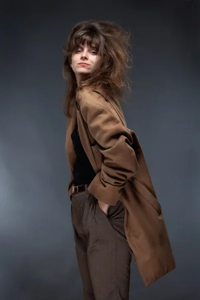 Kahverengi ceketli genç bir kadın portresi — Stok fotoğraf
