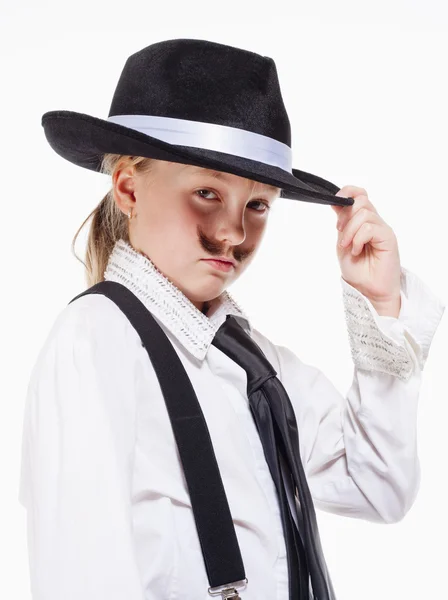 Liten flicka med hatt poserar som en Gangster — Stockfoto