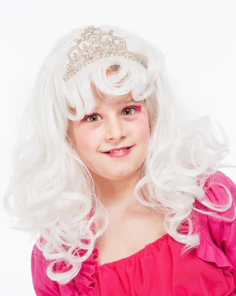 Девушка в белом парике и диадеме изображает принцессу — стоковое фото