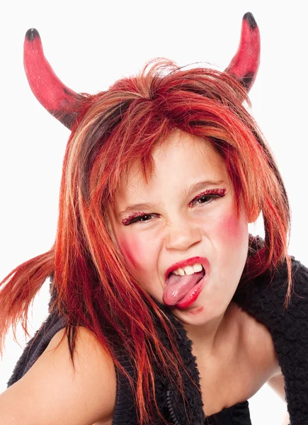 Молодая девушка в парике изображает дьявола — стоковое фото