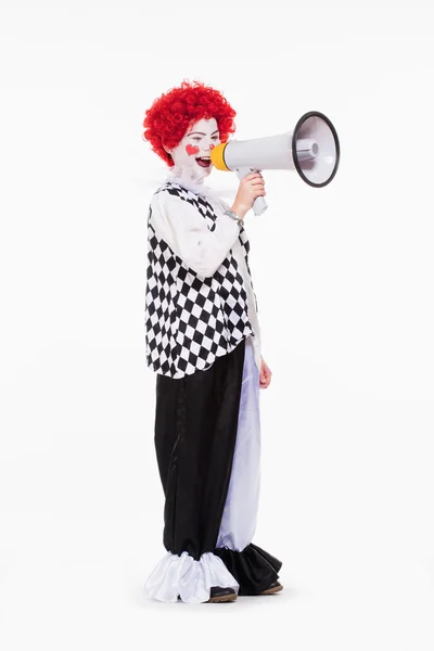 Clownen i röd peruk och smink med MegaFon. — Stockfoto