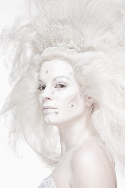 Beyaz peruk kar kraliçesi olarak poz kadınla