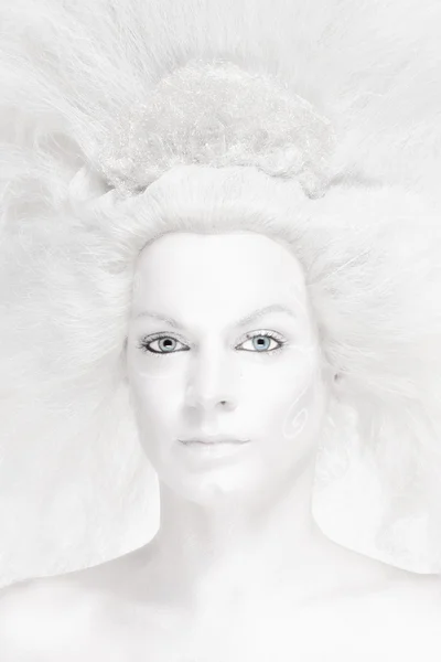 Frau mit weißer Perücke posiert als Schneekönigin — Stockfoto