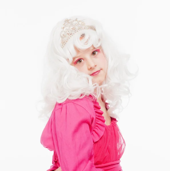Девушка в белом парике и диадеме изображает принцессу — стоковое фото