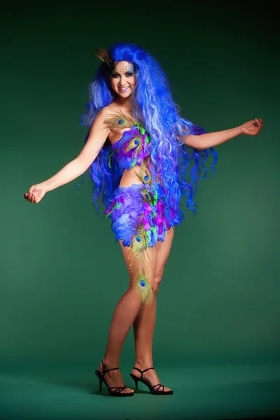 Mujer de Peluca Azul y Vestido de Plumas —  Fotos de Stock