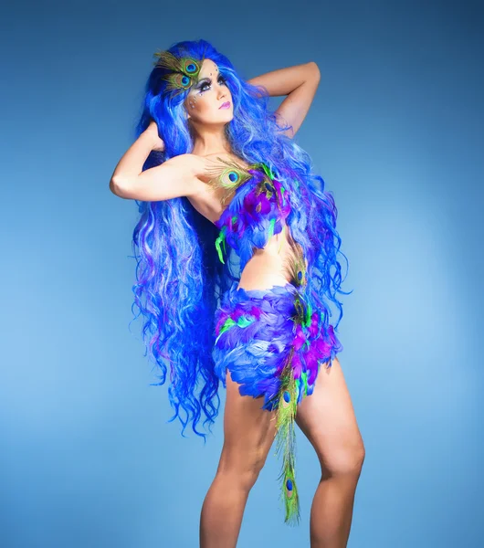 Женщина в голубом парике и платье из перьев — стоковое фото