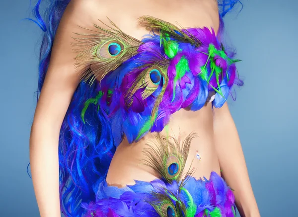 Женское платье из перьев — стоковое фото