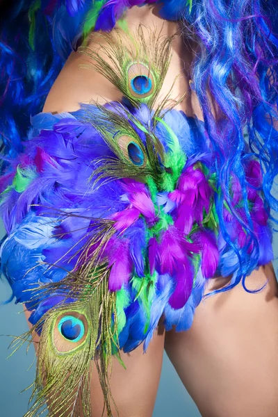 Vrouwelijke jurk gemaakt van veren — Stockfoto