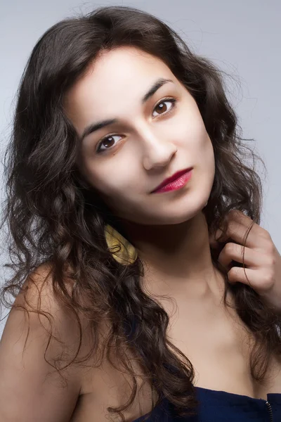 Mulher com cabelo castanho longo — Fotografia de Stock