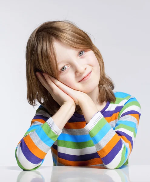 Ritratto di un ragazzo con i capelli biondi — Foto Stock