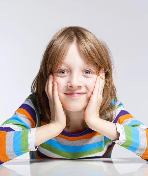 Ritratto di un ragazzo con i capelli biondi — Foto Stock