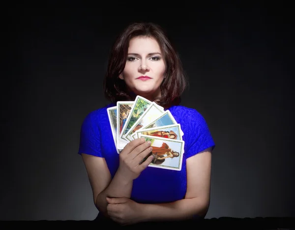 Mulher segurando cartas de tarô — Fotografia de Stock