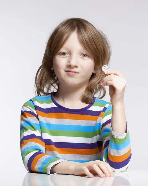 Jongen bedrijf in een munt — Stockfoto