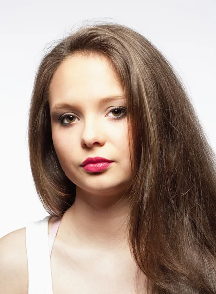 Menina adolescente bonita com cabelo castanho longo — Fotografia de Stock