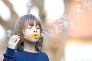 Çocuk Blowing Bubbles açık havada