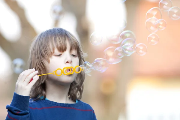 Çocuk Blowing Bubbles açık havada — Stok fotoğraf