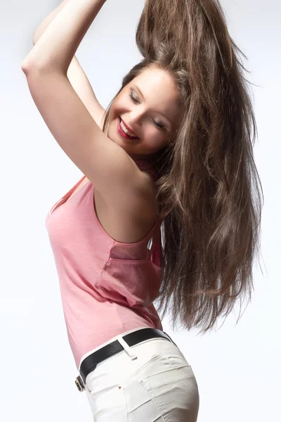 Flicka med långa bruna hår — Stockfoto