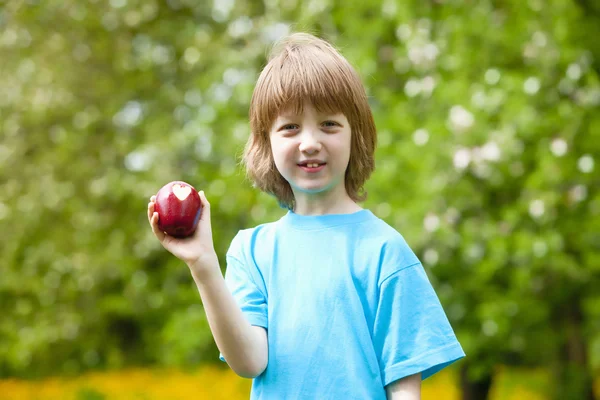Chlapec s červené jablko — Stock fotografie