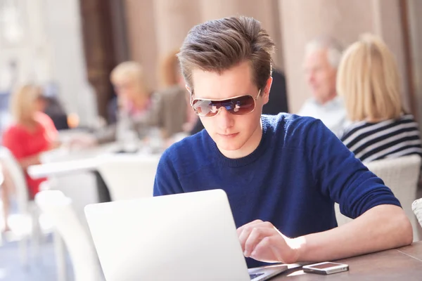 Young Man with Laptop outdoors — Stock Photo, Image