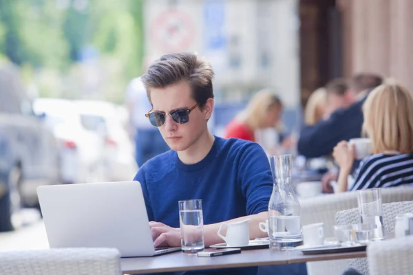 Young Man with Laptop outdoors — Stock Photo, Image