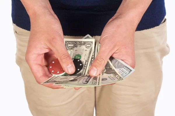 ドル札とカジノのチップを持つ男 — ストック写真