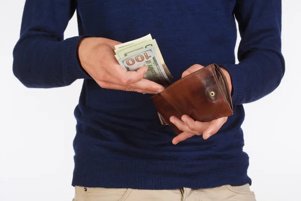 Hombre sosteniendo una cartera — Foto de Stock