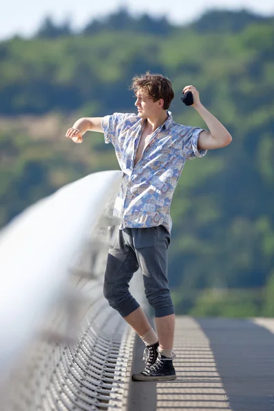 Jeune homme debout sur le pont — Photo