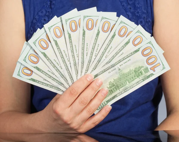 Mujer con nuevas facturas de 100 dólares — Foto de Stock