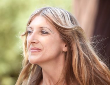 Sarışın saçlı orta yaşlı kadın