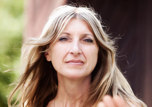 Женщина средних лет ищет
