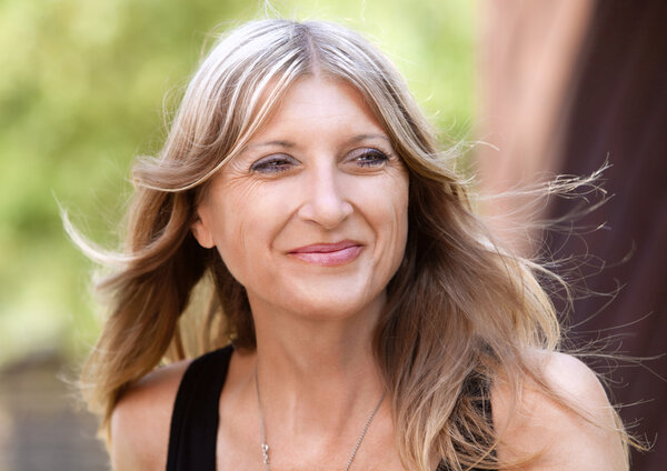 Женщина средних лет со светлыми волосами
