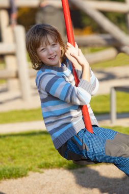 Çocuk oyun alanında bir salıncak üzerinde