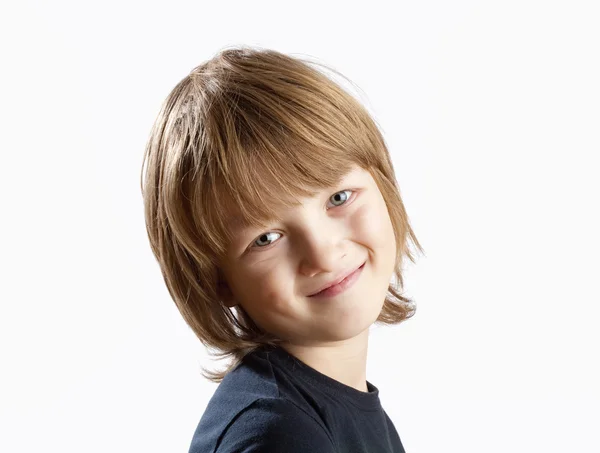 Söt pojke med blont hår leende — Stockfoto