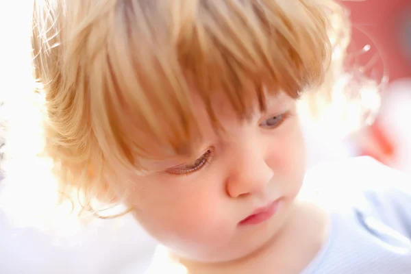 Niño pequeño con el pelo rubio —  Fotos de Stock