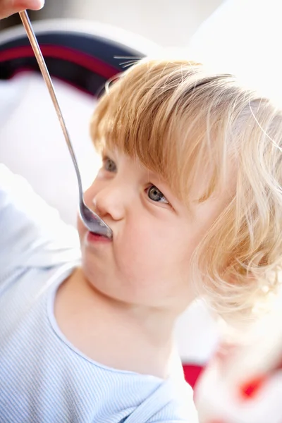 Kleiner Junge mit blonden Haaren — Stockfoto