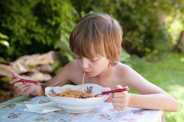 Junge isst Nudeln — Stockfoto