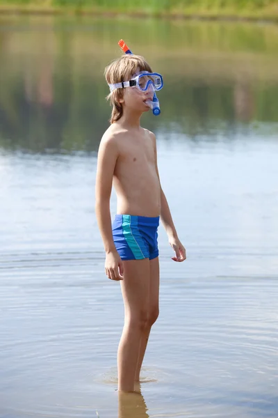 Jongen klaar om te snorkelen — Stockfoto
