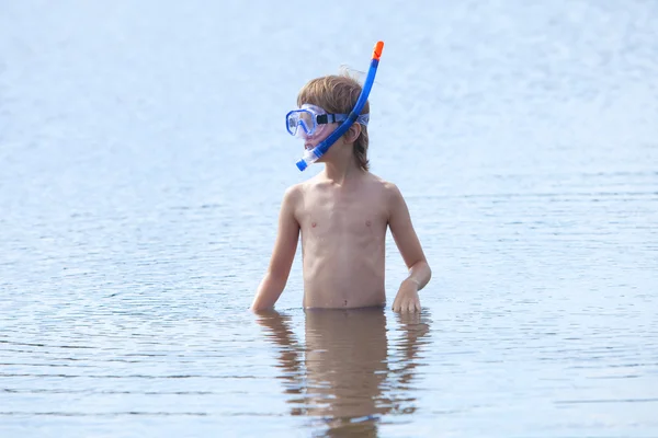 Menino se preparando para snorkel — Fotografia de Stock