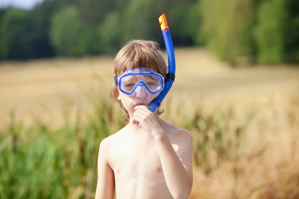 Boy Fitting em tubo de respiração — Fotografia de Stock