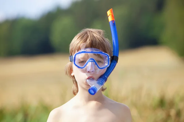 Niño encajar en tubo de respiración —  Fotos de Stock