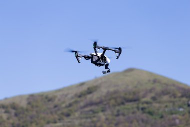 Mavi gökyüzünde uçan İHA