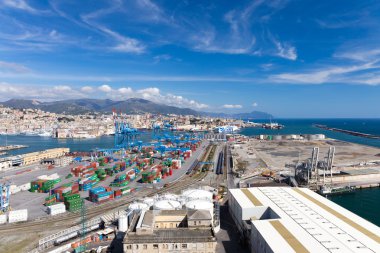 Genoa, İtalya - 10 Nisan 2016: Cenova ticari yükseltilmiş görünümü