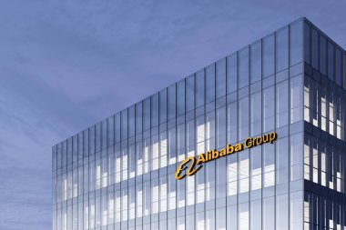 Hangzhou, Çin. 17 Şubat 2021. Sadece Editoryal Kullanım, 3D CGI. Camların Üstü 'ndeki Alibaba Grup İmza Logosu. İşyeri İnternet E-Ticaret Şirketi Ofisi.