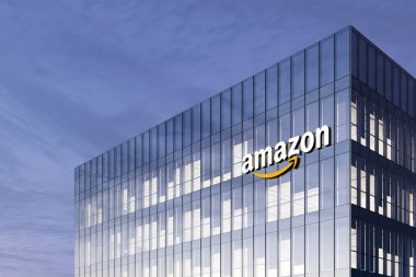 Seattle, WA, ABD. 18 Şubat 2021. Sadece Editoryal Kullanım, 3D CGI. Glass Binası 'nın tepesinde Amazon İmza Logosu. İşyeri E-Ticaret Şirketi Ofis Merkezi.