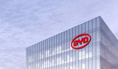 Shenzhen, Çin. 18 Şubat 2021. Sadece Editoryal Kullanım, 3D CGI. BYD Otomatik İmza Logosu Cam Bina 'nın tepesinde. İş yeri Araba Şirketi Merkezi.