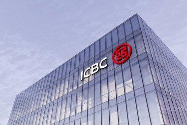 Pekin, Çin. 19 Şubat 2021, Sadece Editoryal Kullanım, 3D CGI. Cam Bina 'nın tepesinde Çin Sanayi ve Ticaret Bankası İşaret Logosu. Yüksek binadaki İşyeri Finansal ICBC Şirketi