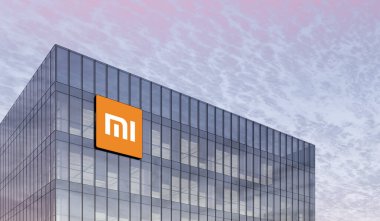 Pekin, Çin. 27 Şubat 2021. Sadece Editoryal Kullanım, 3D CGI. Xiaomi Holding Şirketi, Glass Binası 'nın tepesindeki imza amblemi. Home Electronics Company Mi Office Genel Merkezi.