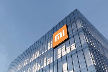Pekin, Çin. 27 Şubat 2021. Sadece Editoryal Kullanım, 3D CGI. Xiaomi Holding Şirketi, Glass Binası 'nın tepesindeki imza amblemi. Home Electronics Company Mi Office Genel Merkezi.