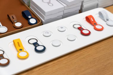 Şangay, Çin. 30 Nisan 2021. Sadece Editör Kullanımı. Apple Mağazasında Yepyeni Hava Etiketi Aksesuar ve Anahtar Zinciri.